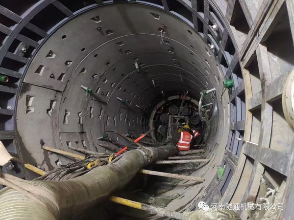 熱烈祝賀鄭州地鐵12號線21.4米長富水細砂層機械法聯(lián)絡(luò)通道順利貫通！(圖6)